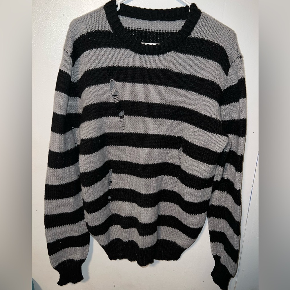 sweater - Picture 2 of 4